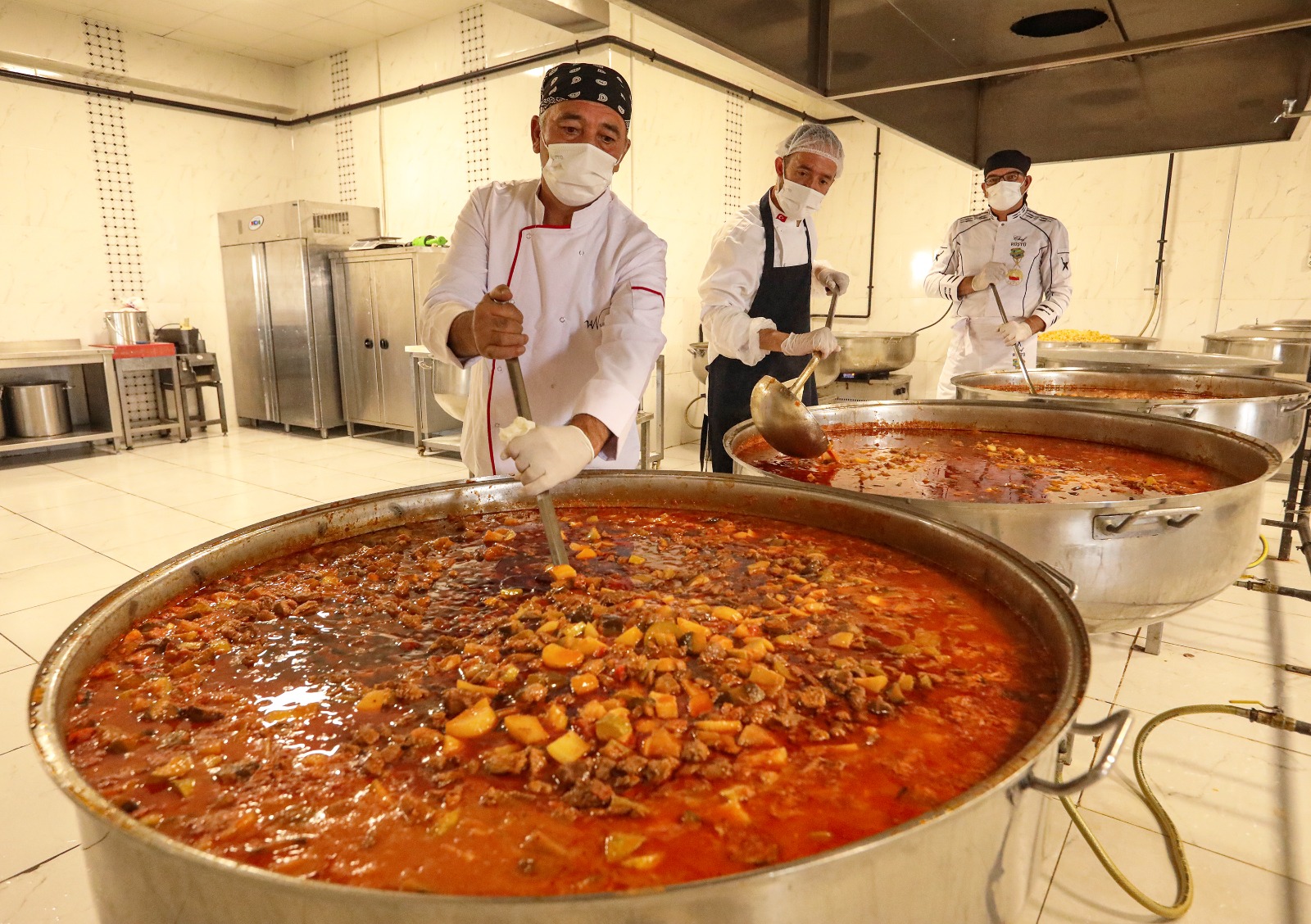 Van’da belediye ekipleri 3 bin 300 kişiye sıcak yemek ulaştırıyor