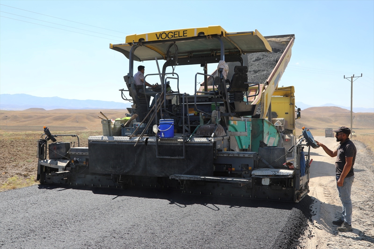 Van’da kırsal mahalle yollarında asfalt çalışmaları sürüyor