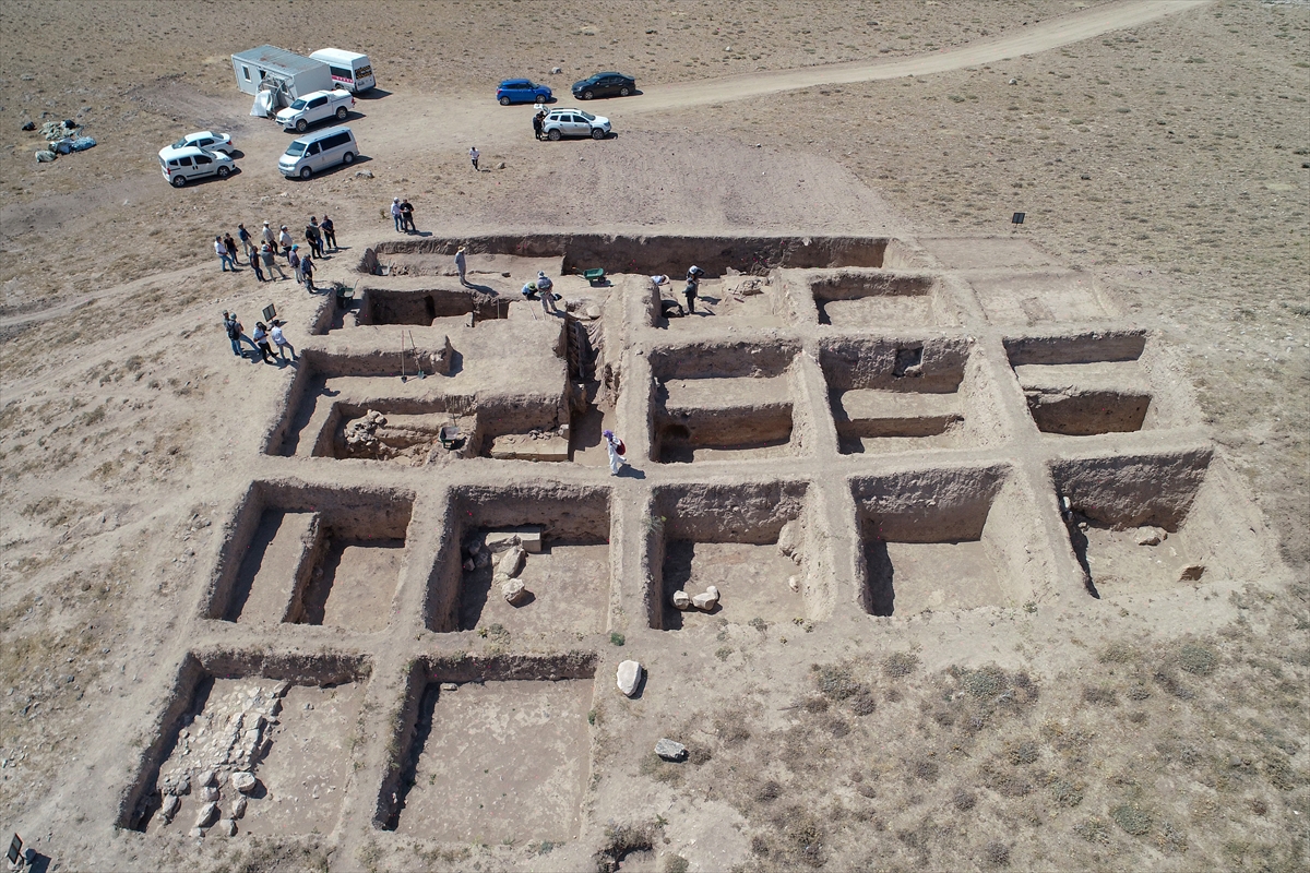 Van’daki Garibin Tepe’de Urartular dönemine ait anıtsal yapı grubu ortaya çıkarıldı