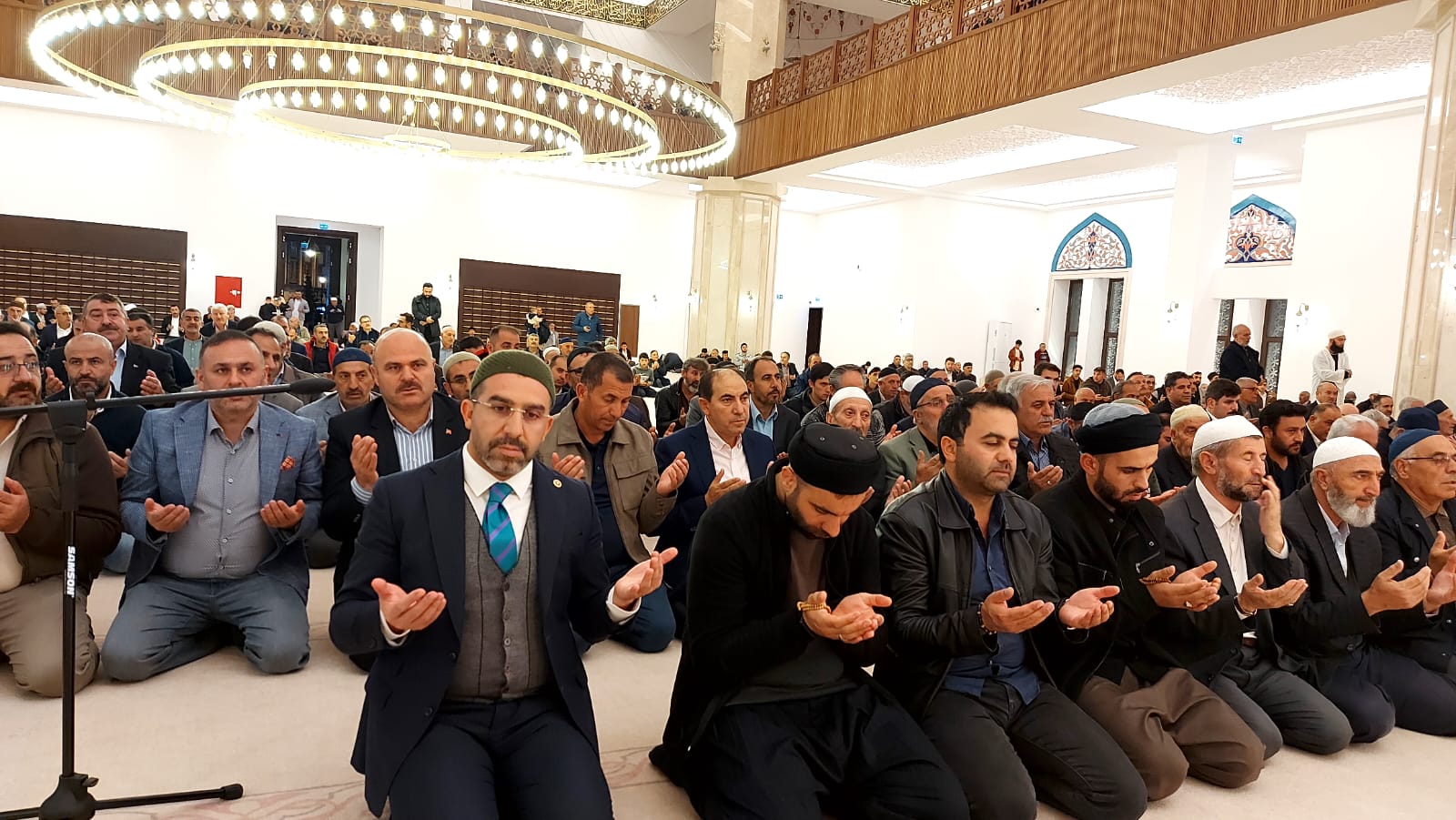 Kars’ta “Sultan Alparslan Camii” Mevlit Kandili’nde ibadete açıldı