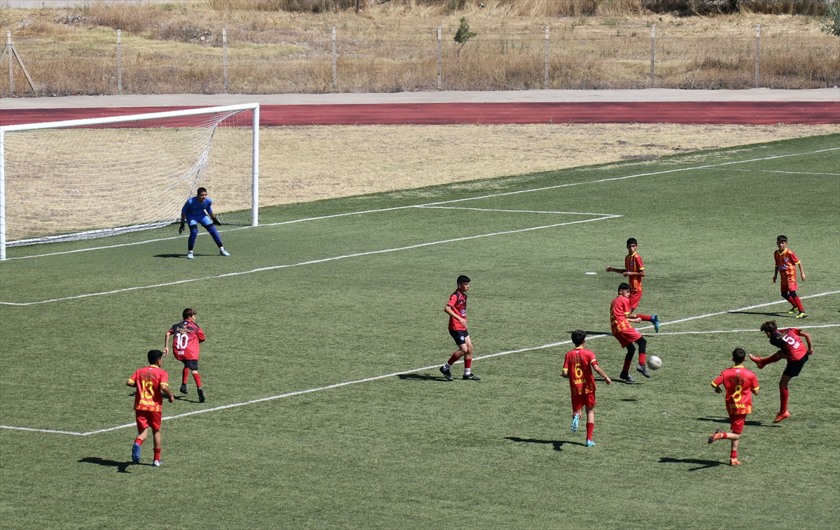 Ağrı’da depremzede çocukların katıldığı futbol turnuvasında yarı final maçları oynandı