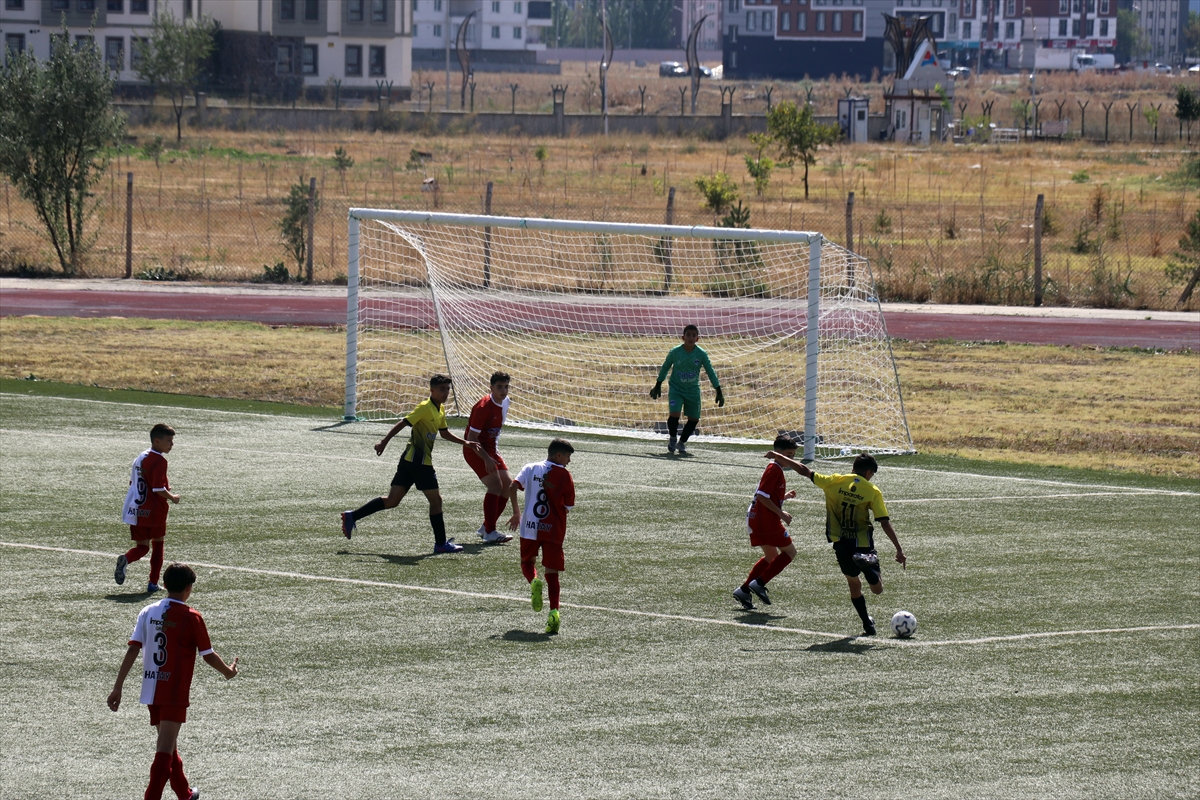 Ağrı’da depremzede çocukların katılımıyla düzenlenen futbol turnuvası başladı