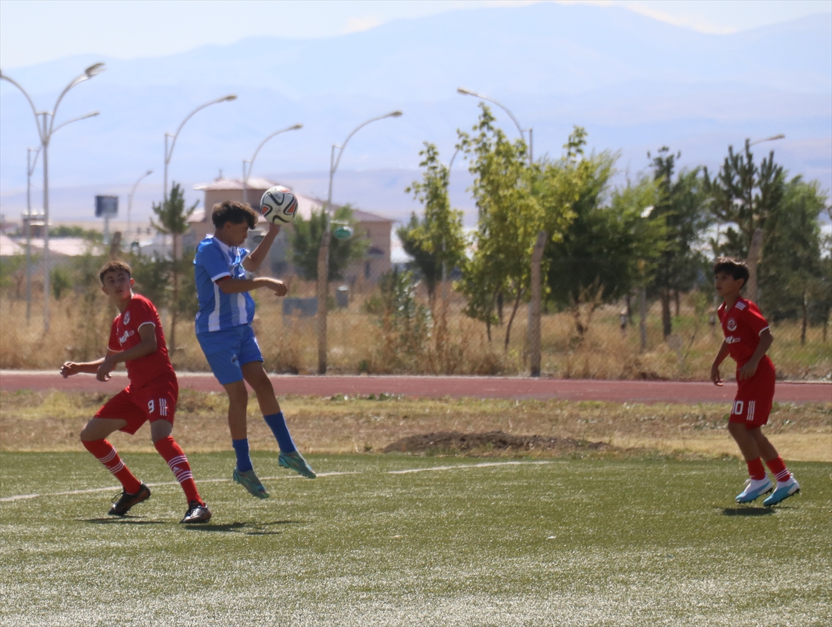 Ağrı’da “UYAFA Ağrı Dağı Cup Futbol Turnuvası” devam ediyor