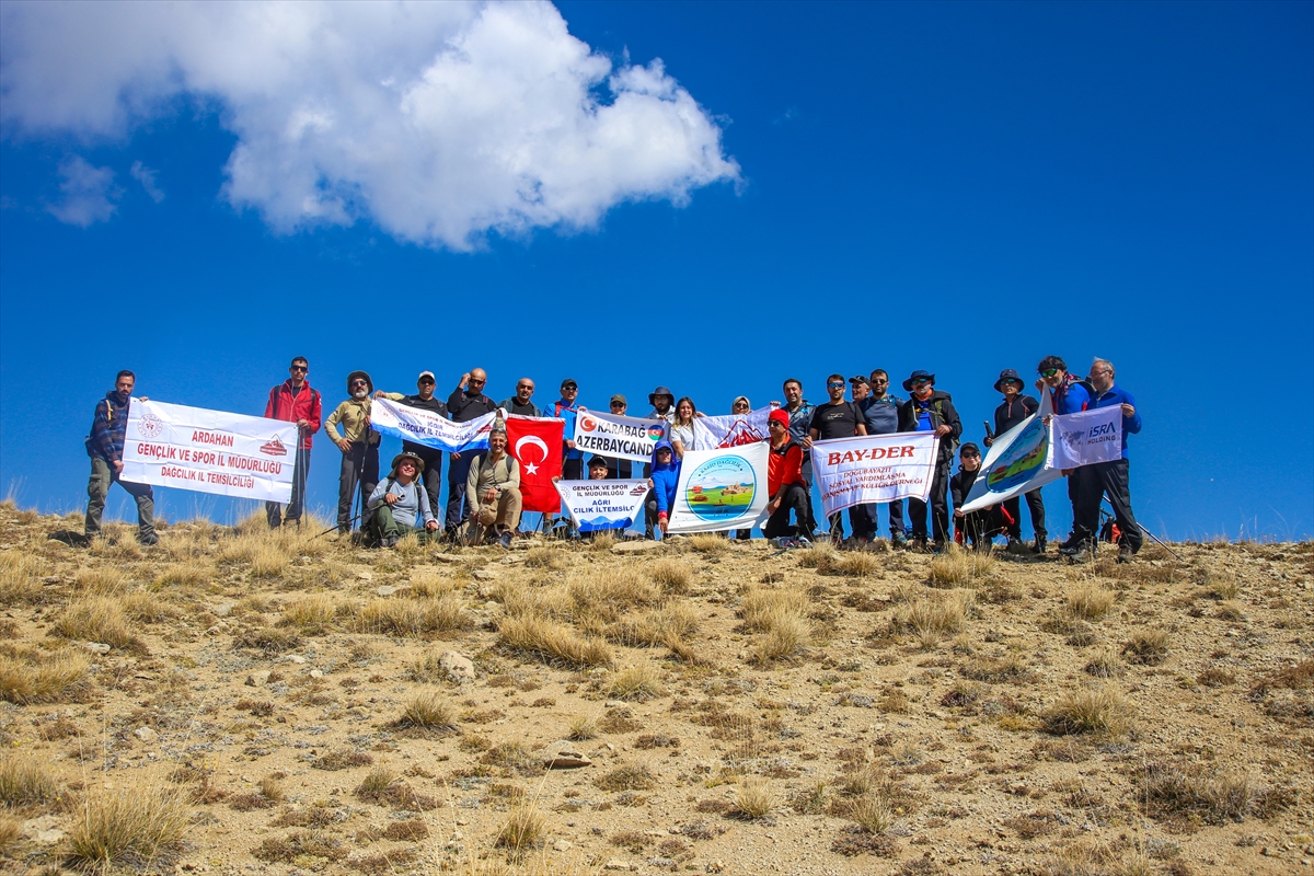 Kösedağı’na tırmanan dağcılar “Karabağ Azerbaycan’ındır” pankartı açtı