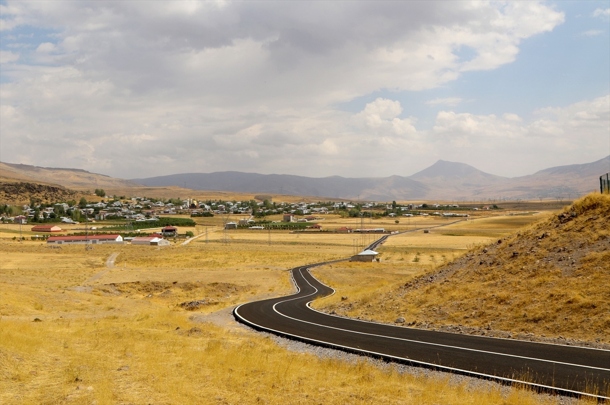 Muradiye’de 13 kilometre sıcak asfalt çalışması yapıldı
