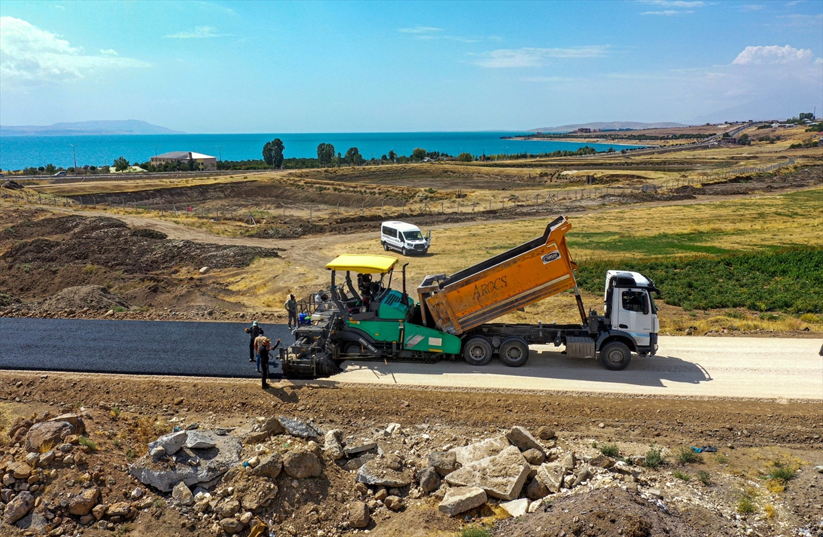 Van Büyükşehir Belediyesi Erciş’te asfalt çalışmalarını sürdürüyor