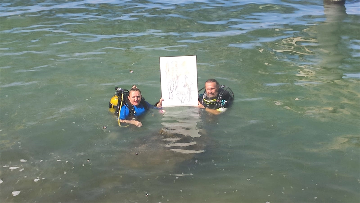 Van Gölü konusunda farkındalık oluşturmak için su altında resim çizdi