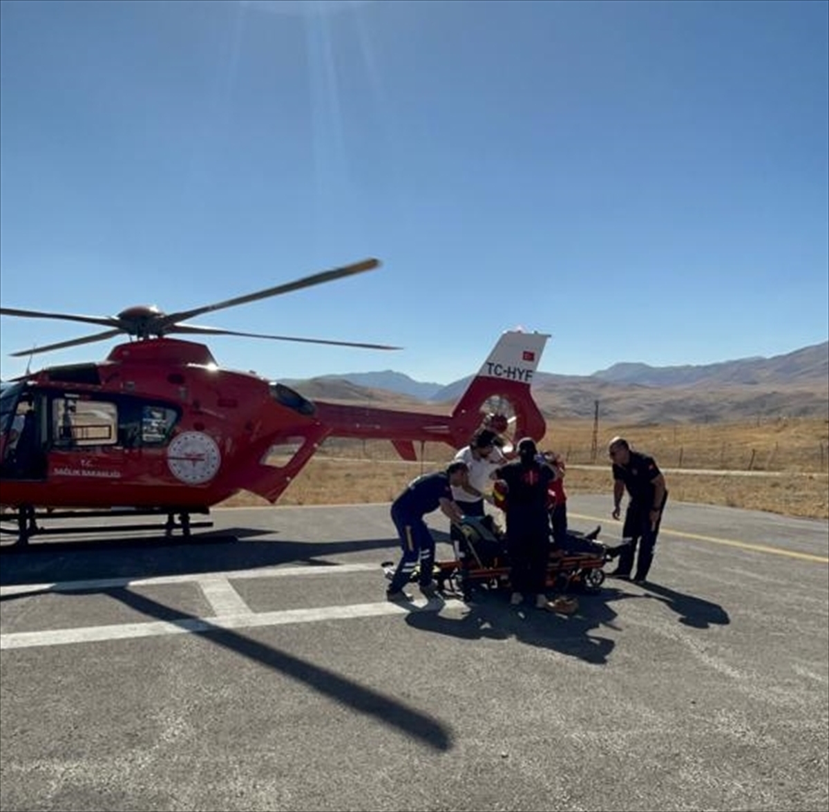 Van’da kırsal mahallede fenalaşan hasta ambulans helikopterle hastaneye ulaştırıldı