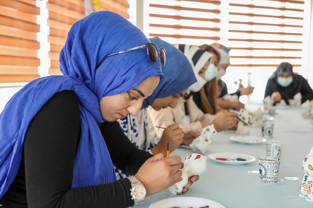 Van’da lösemili kadınlar seramik boyama etkinliğine katıldı