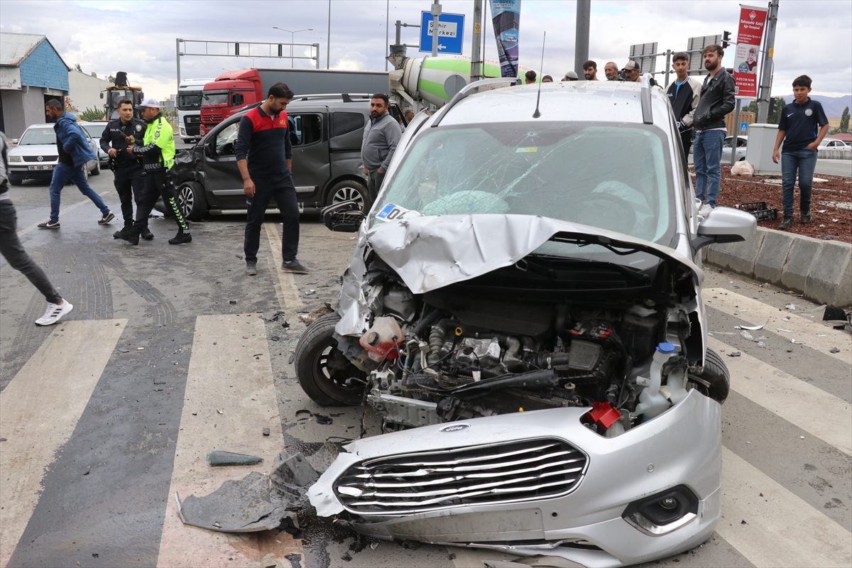 Ağrı’da 2 hafif ticari aracın çarpıştığı kazada 6 kişi yaralandı