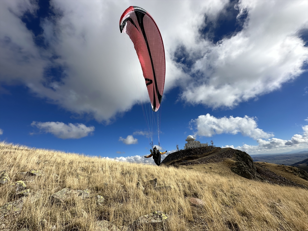 Ağrı’da yamaç paraşütü sporcuları Cumhuriyetin 100. yıl dönümü için havalandı