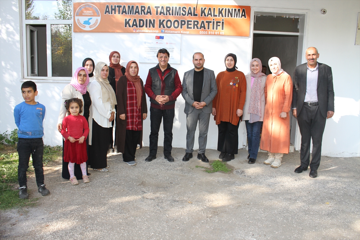 AK Parti Van Milletvekili Türkmenoğlu kadın kooperatiflerini ziyaret etti