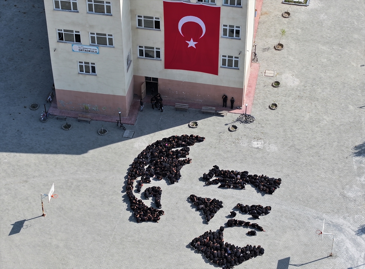 Iğdır’da 400 öğrenci “Atatürk silüeti” koreografisi oluşturdu