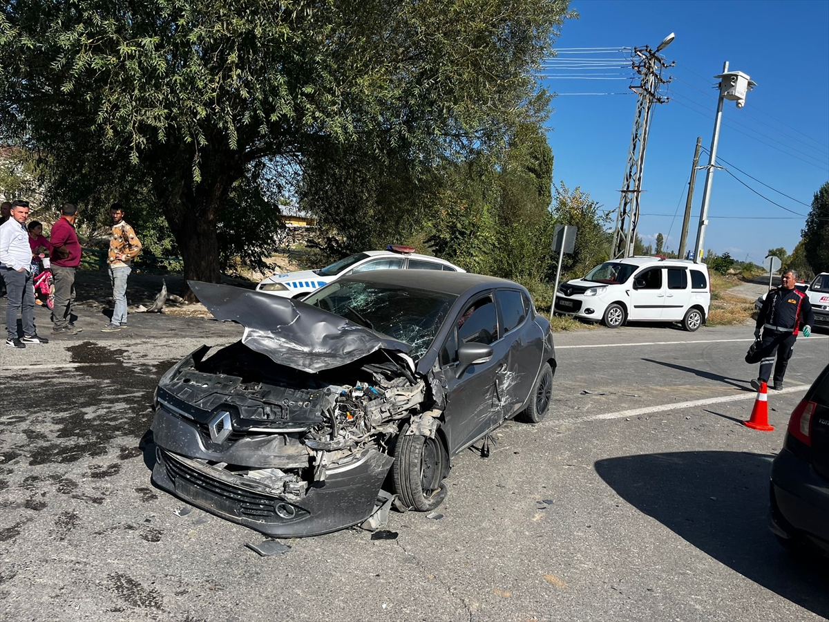Iğdır’da otomobil öğrenci servis aracına çarptı, 10 kişi yaralandı