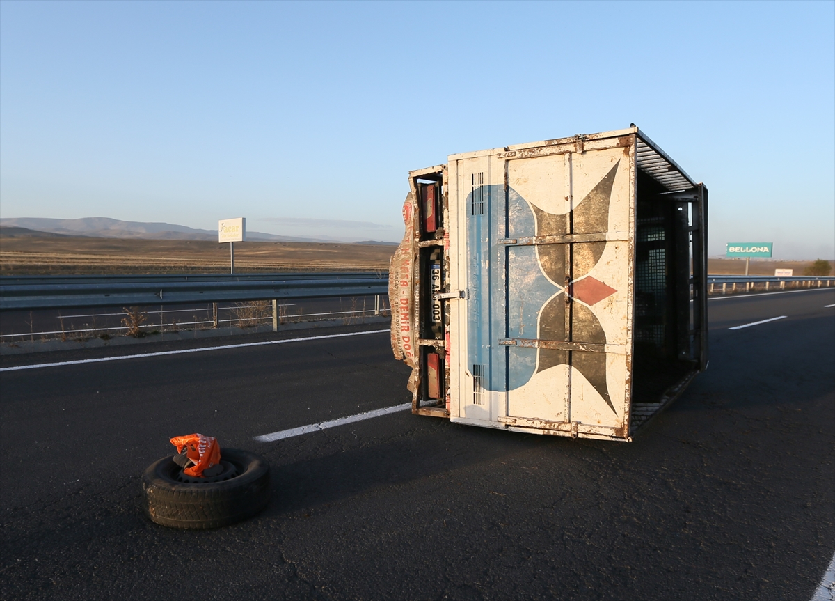 Kars’ta devrilen kamyonetteki 1 kişi yaralandı