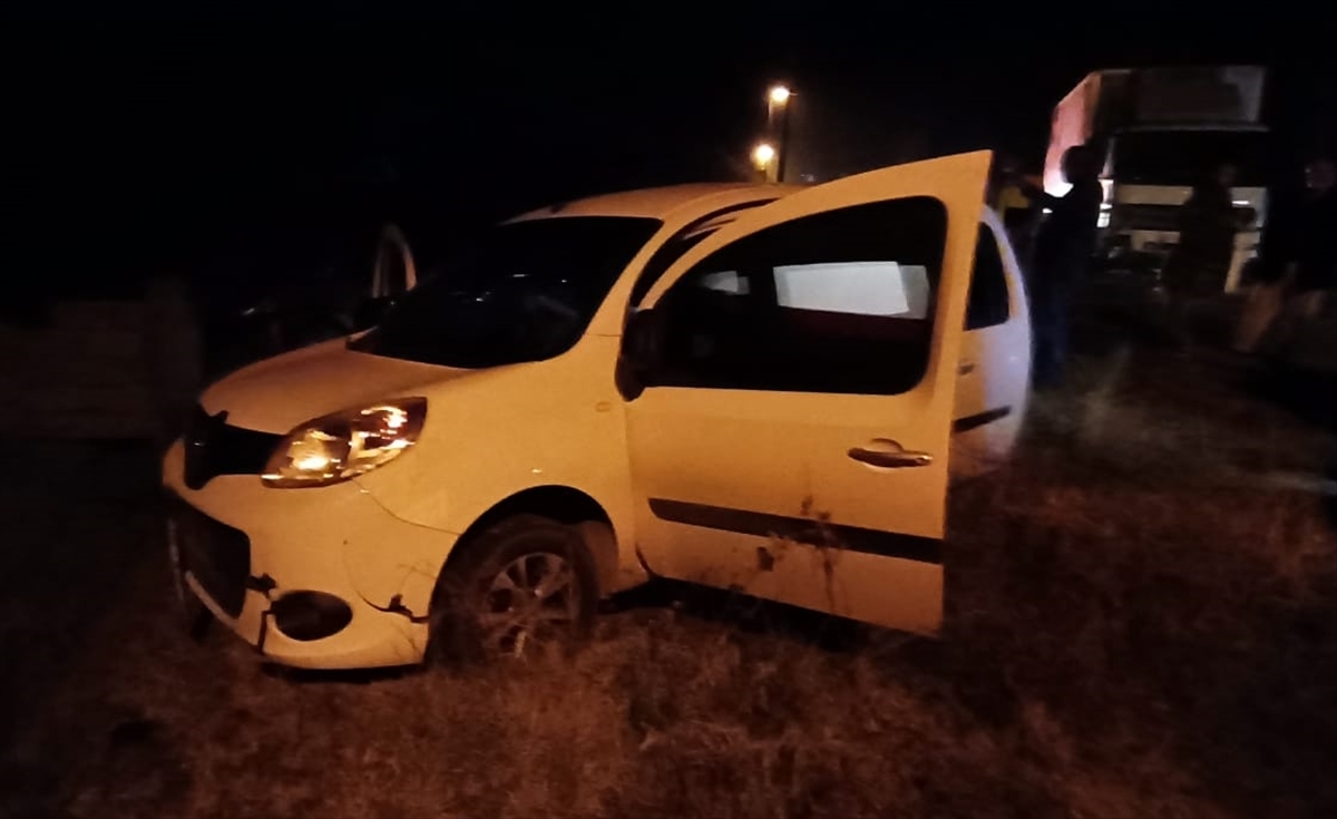 Kars’ta tırın iki otomobile çarptığı kazada 2 polis yaralandı