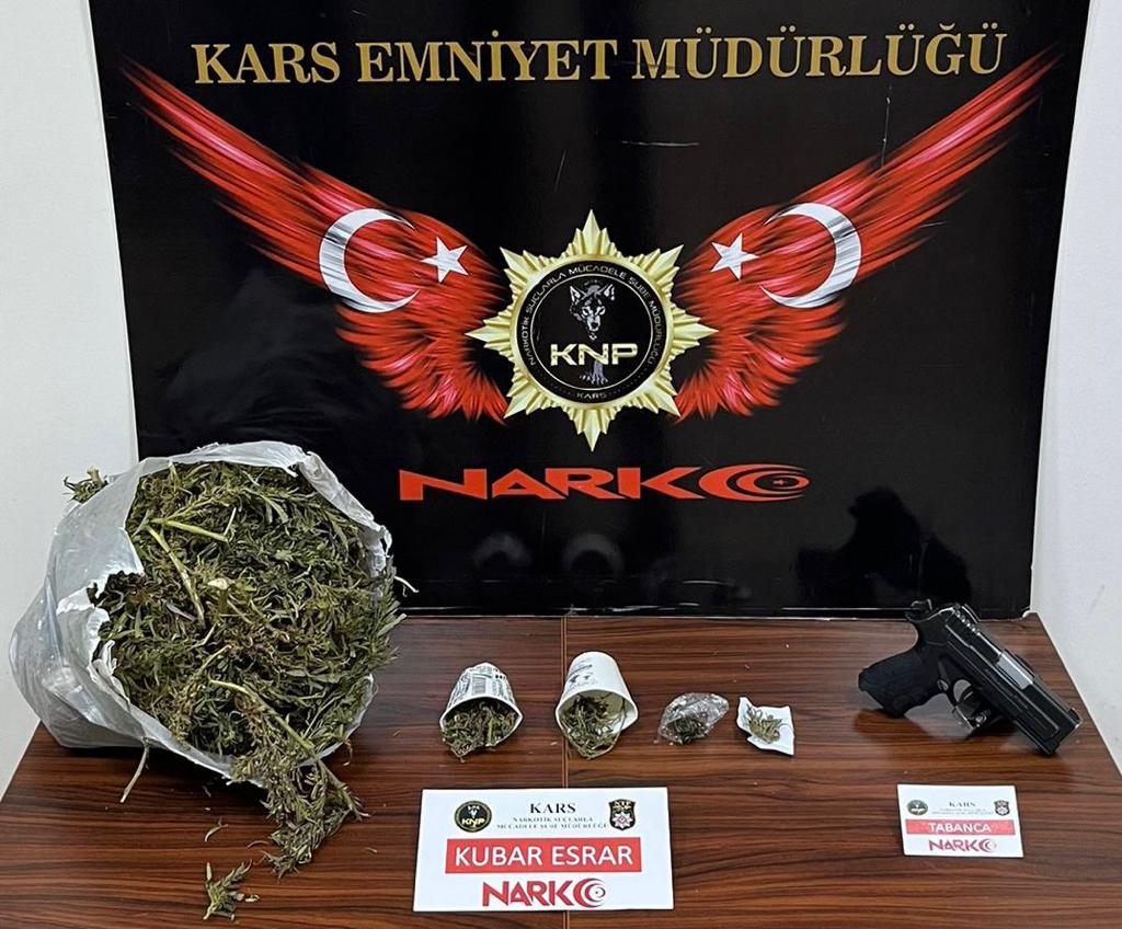 Kars’ta uyuşturucu operasyonunda yakalanan 3 zanlı tutuklandı