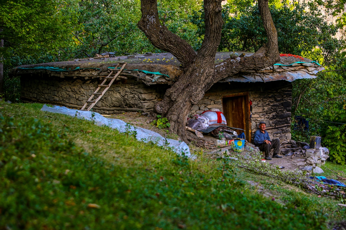 Van’da doğaseverler doğal güzellikleriyle ilgi çeken Demirkazık köyünü gezdi
