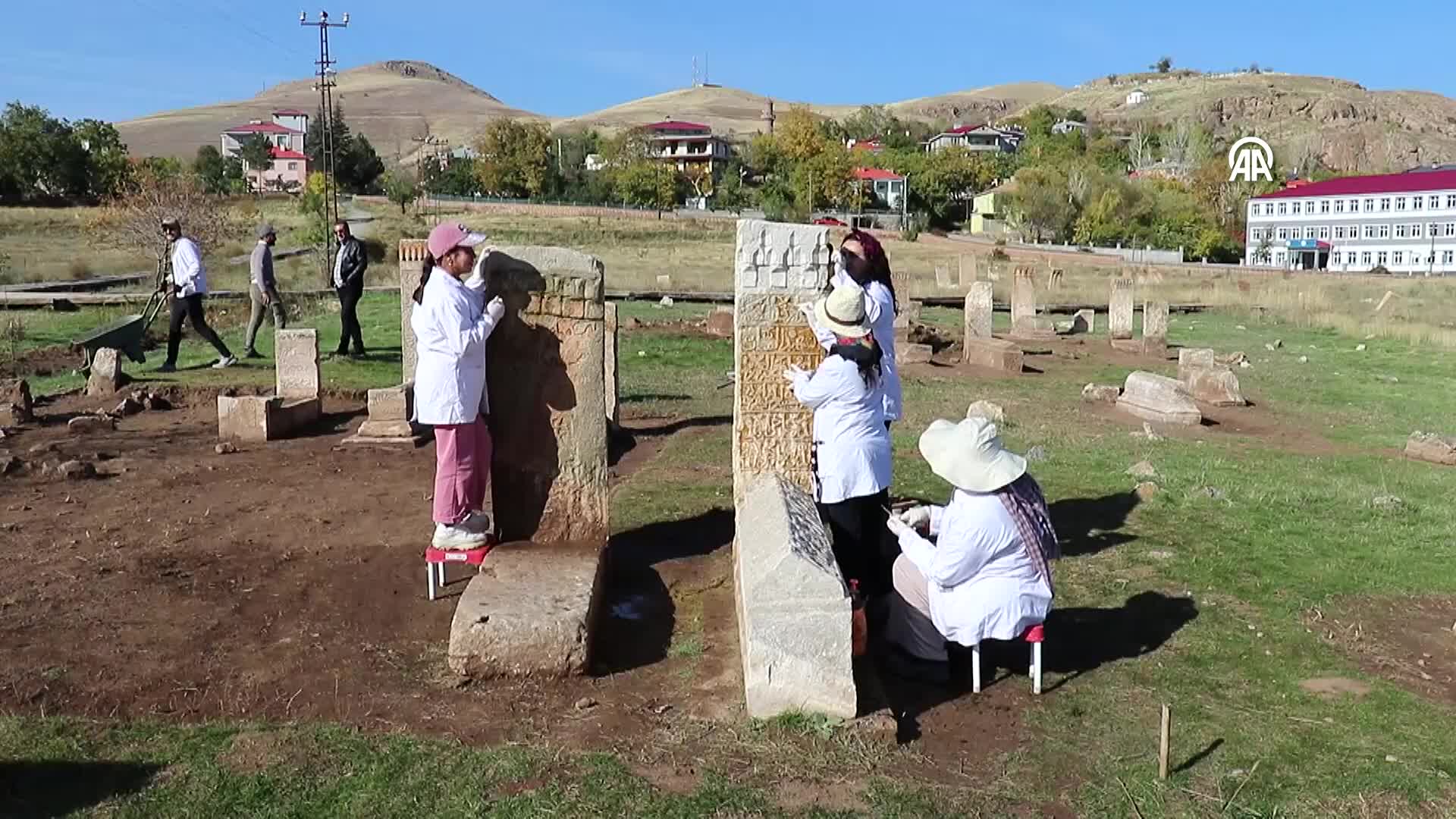 Van’daki Selçuklu Mezarlığı’nda 8 sandukalı mezar gün yüzüne çıkarıldı
