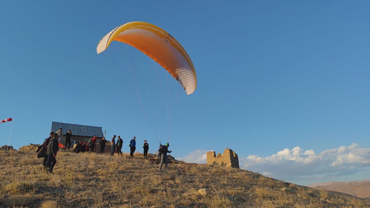 Yüksekova’da yamaç paraşütü etkinliği düzenlendi