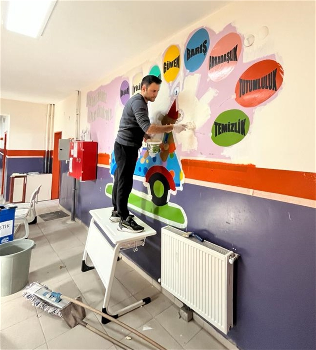 Ardahan’da gönüllü öğretmen ve idareciler okul binalarını boyadı
