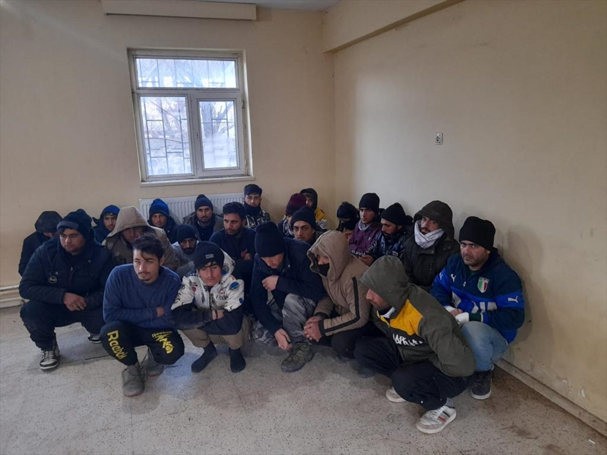 Ağrı’da metruk binada 48 düzensiz göçmen yakalandı