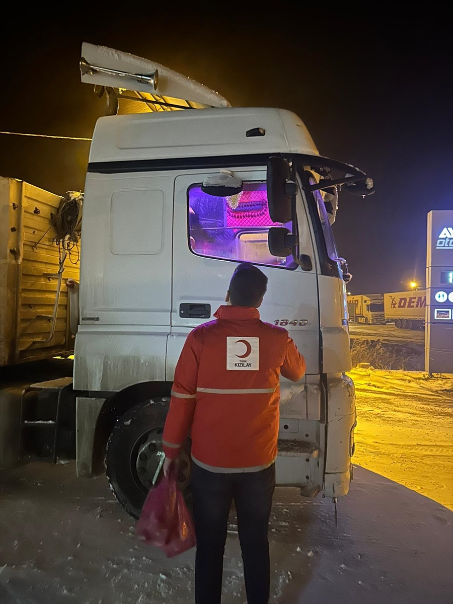 Ardahan’da Kızılay kar nedeniyle araçlarıyla yolda kalanlara gıda ve içecek dağıttı