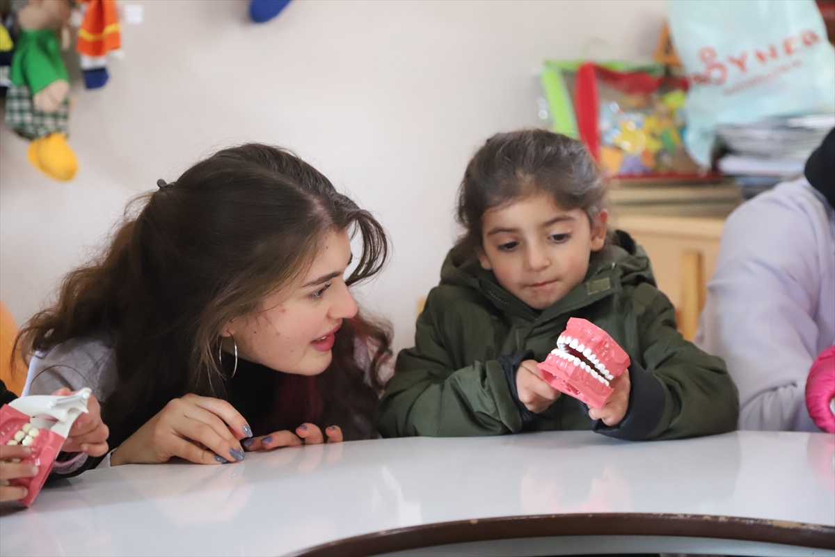 Diş Hekimliği öğrencileri Kars’ta diş bakımı yaptıkları çocuklara kıyafet hediye ediyor