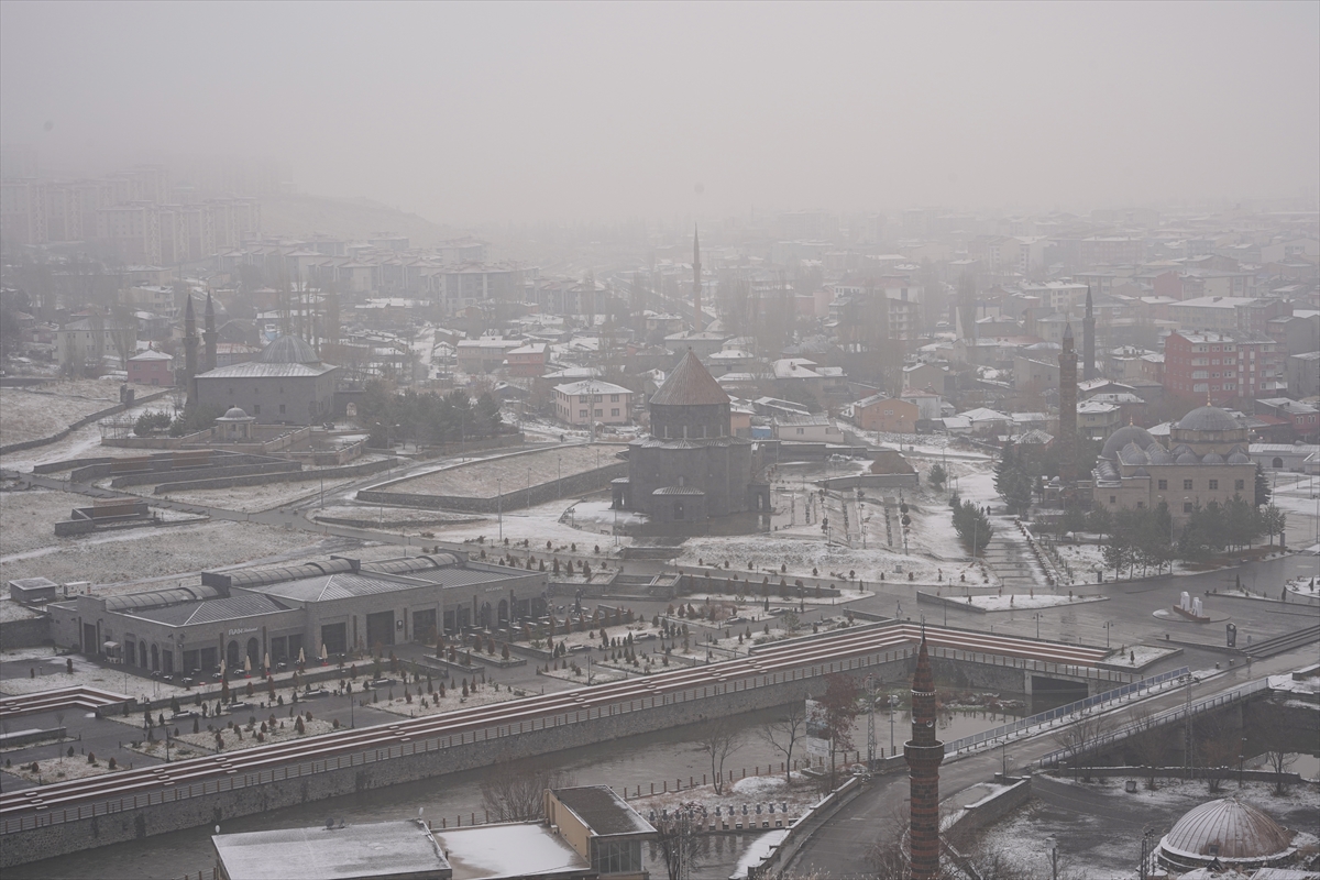 Erzurum, Kars ile Ardahan’da kar yağışı ve sis etkili oldu