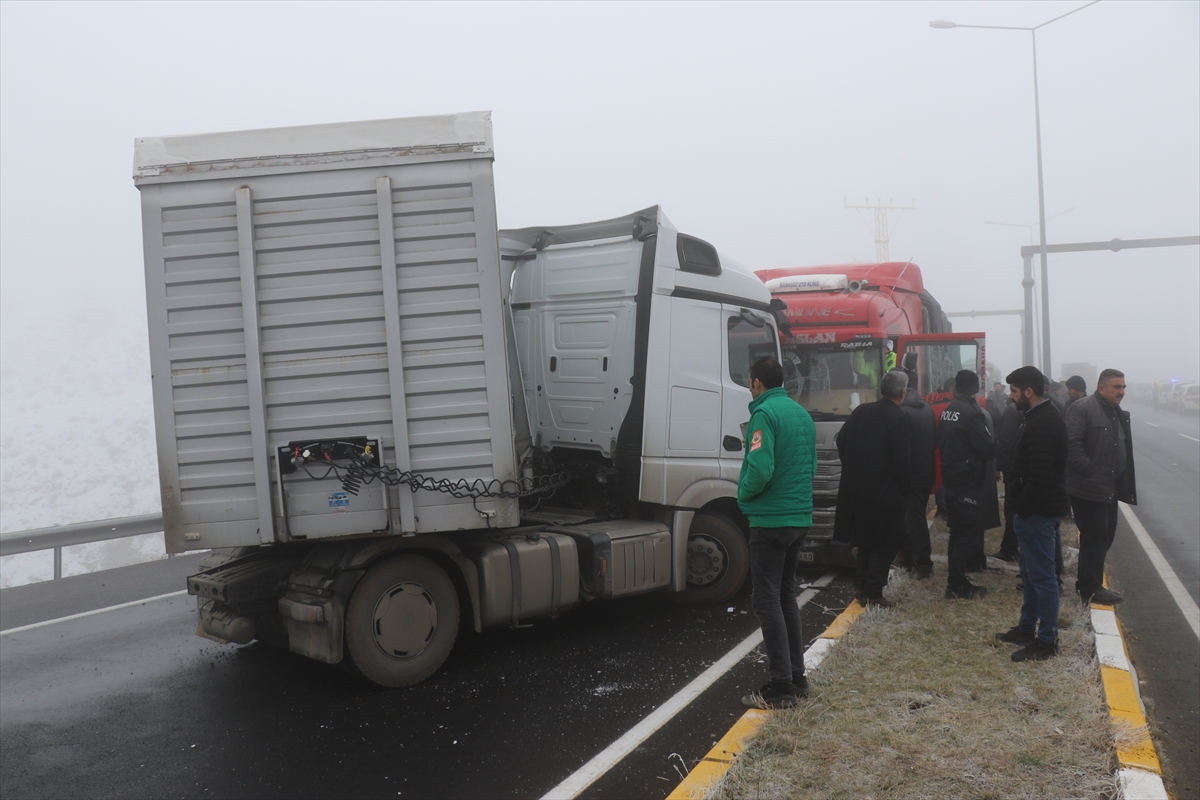 Zincirleme trafik kazası nedeniyle Ağrı-Van kara yolu 1 saat ulaşıma kapalı kaldı