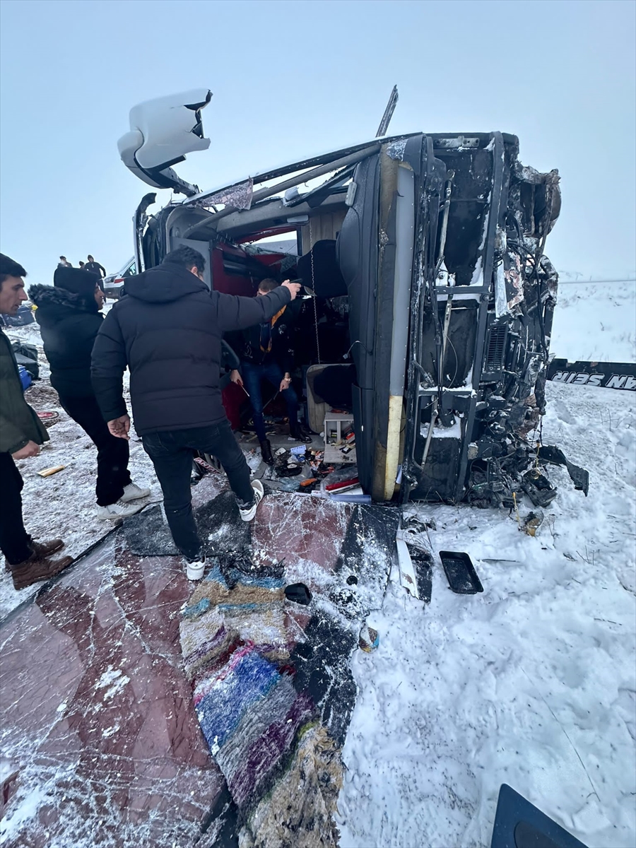 Yolcu otobüsü devrildi: 10 kişi yaralandı!