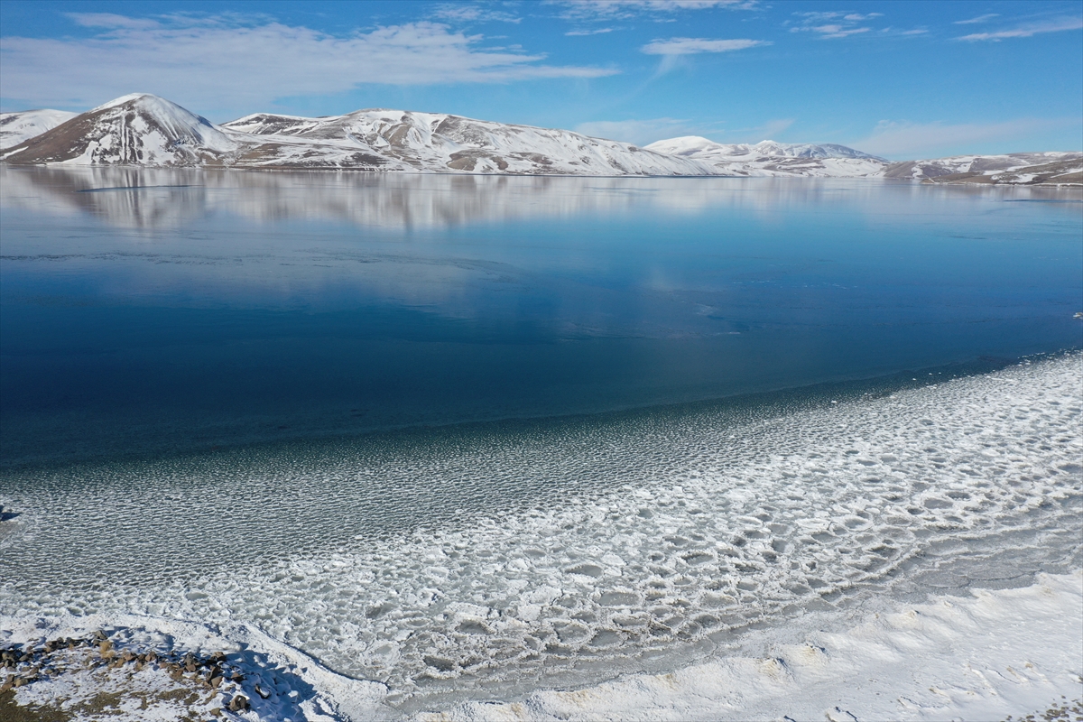 Ağrı’da yüzeyi buzla kaplanan Balık Gölü doğa tutkunlarını bekliyor