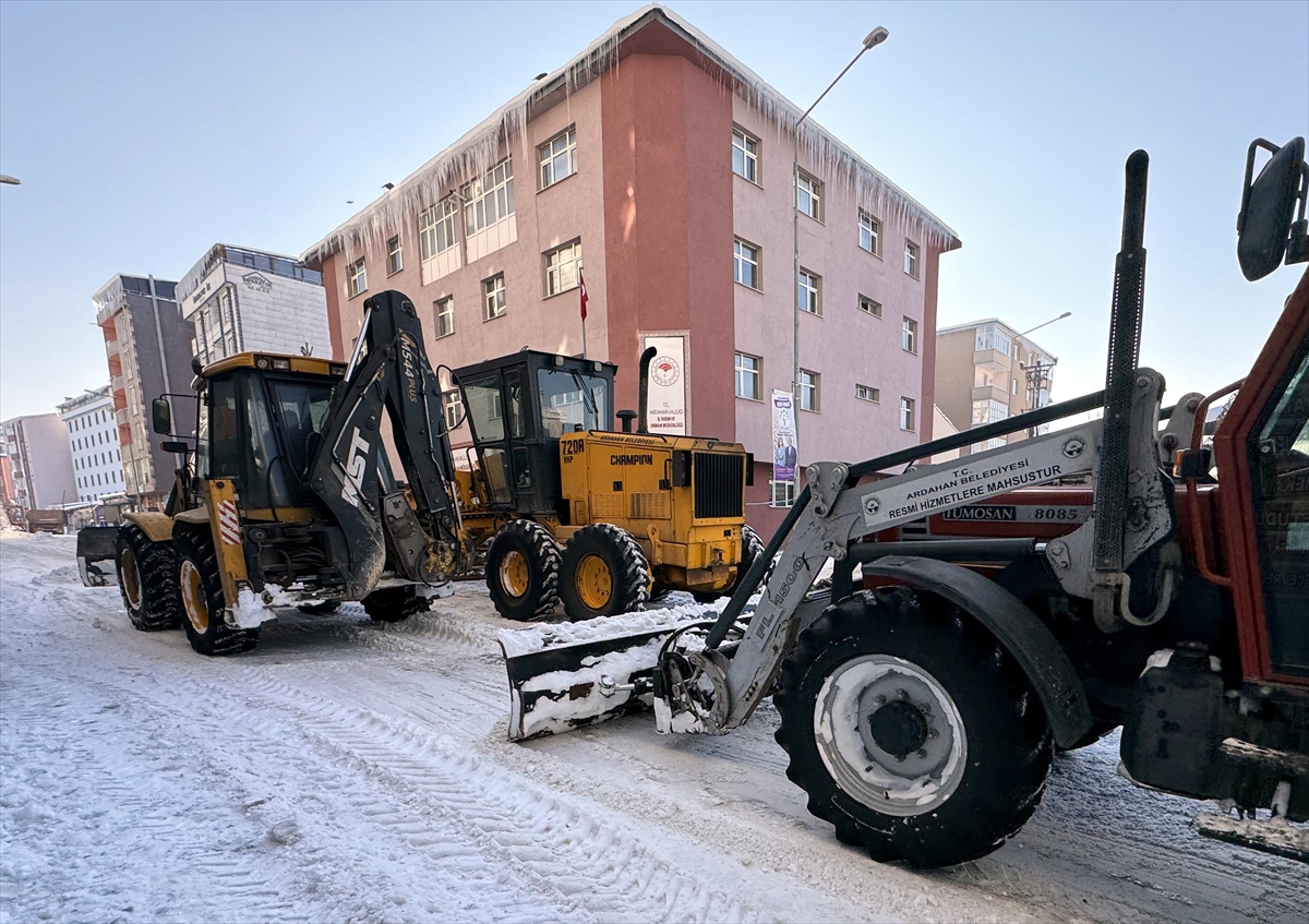 Ardahan'a yağan kar kamyonlarla kent dışına taşınıyor