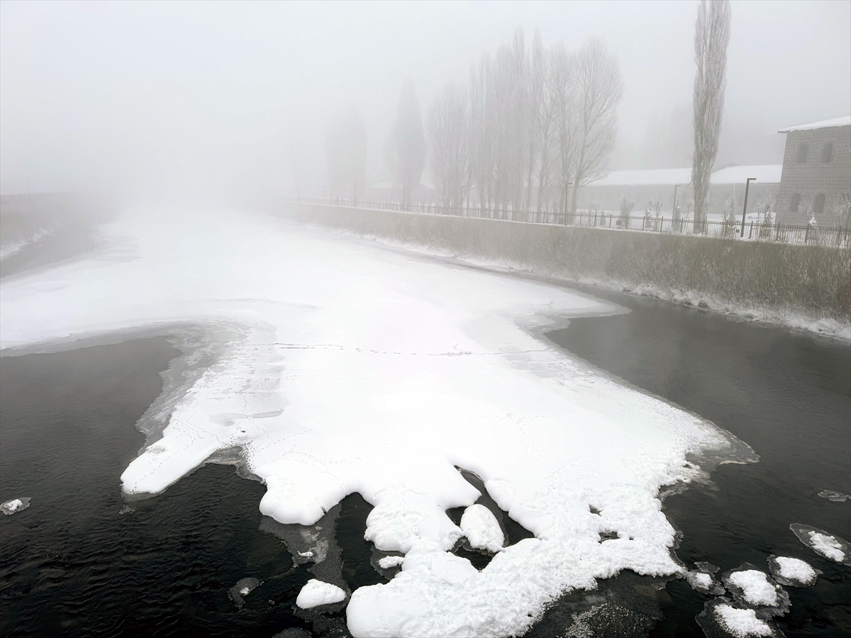 Ardahan'da buzlanma nedeniyle trafikte aksamalar yaşandı