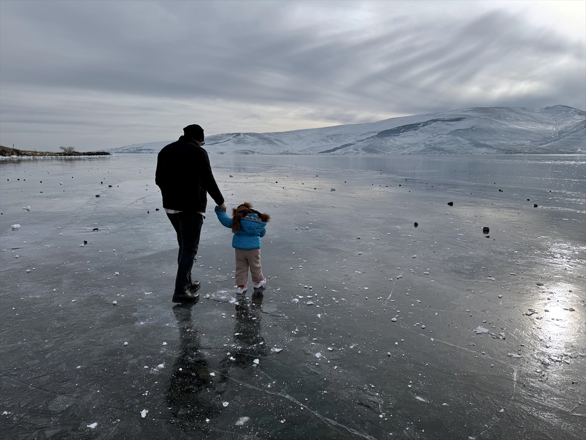 Atlı kızakçılar, Çıldır Gölü’nün yüzeyinin buz kalınlığının artmasını bekliyor