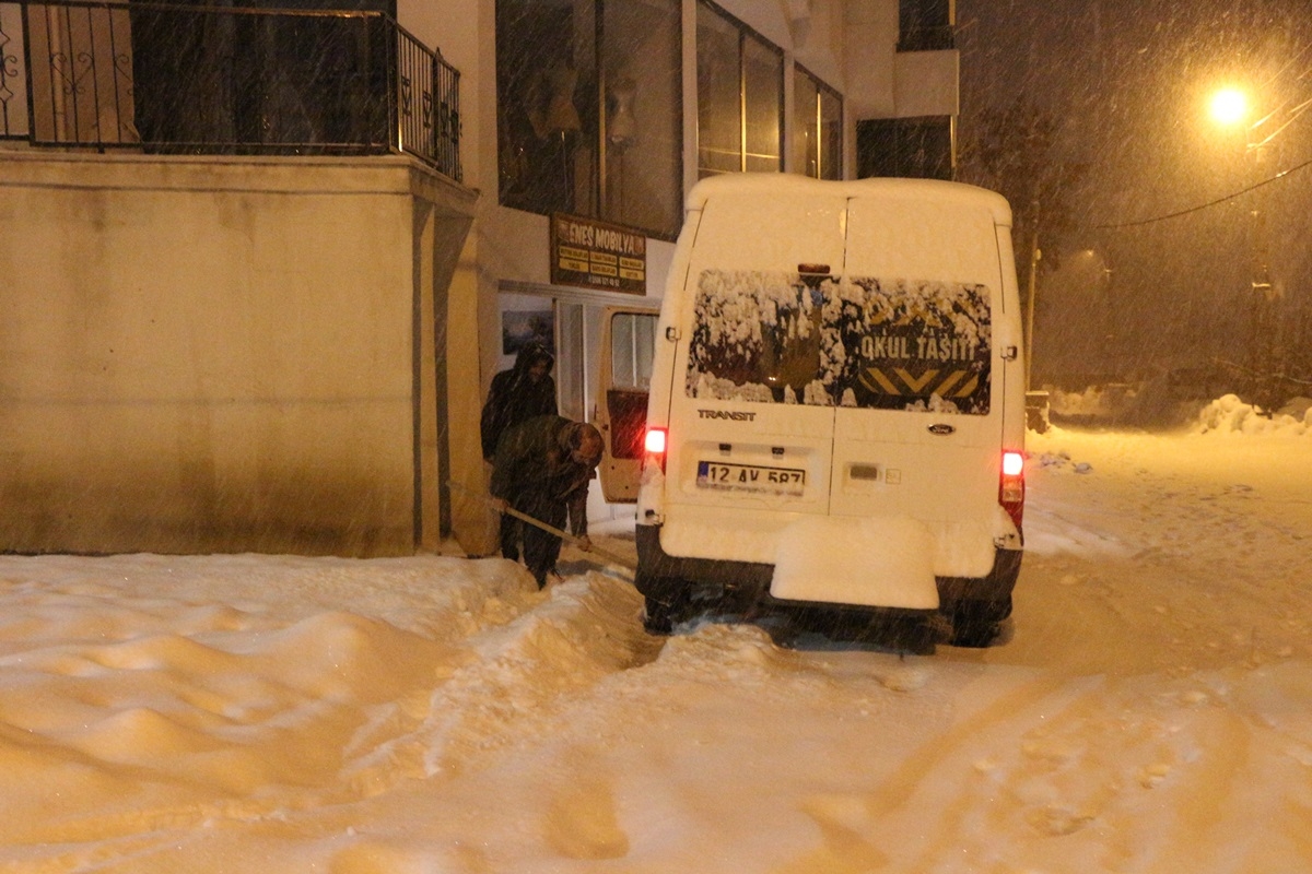 Bingöl Karlıova'da kar yağışı hayatı olumsuz etkiliyor