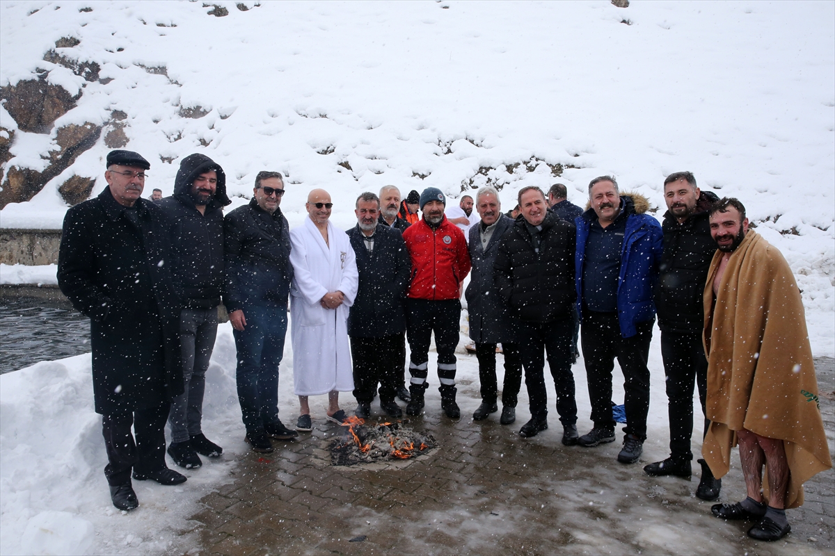 Bitlis'te dondurucu soğukta yüzme etkinliği düzenlendi