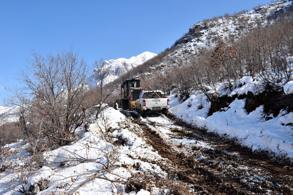 Bitlis'te elektrik arıza ekibinin çamura saplanan aracı iş makinesiyle çıkarıldı