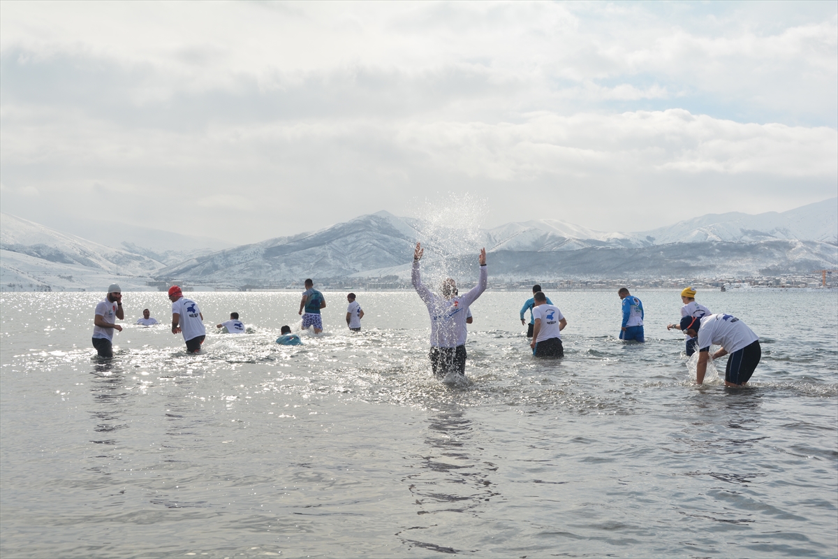 Bitlis'te “Kış Yüzme Şenliği” düzenlendi