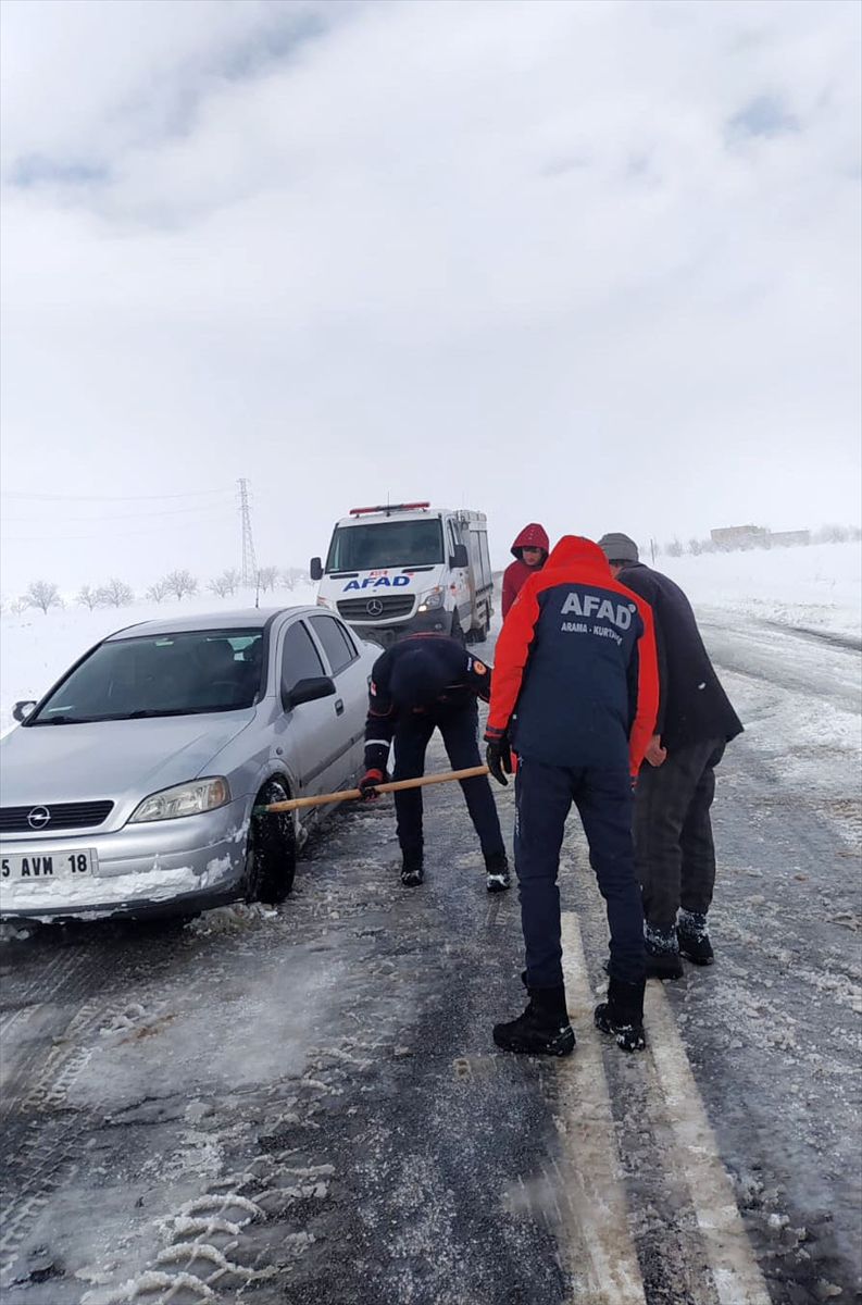 Bitlis'te otomobilin tıra çarpması sonucu 2 kişi hayatını kaybetti
