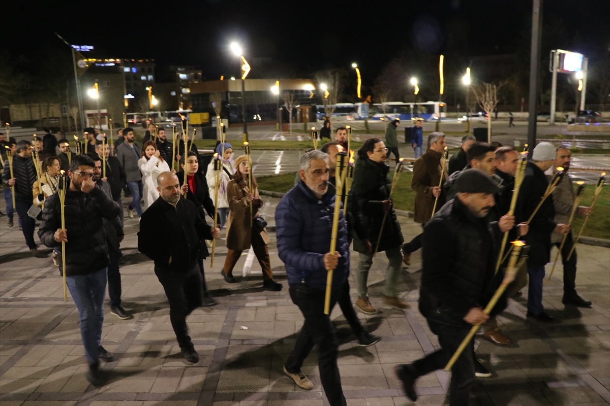 Elazığ'da 24 Ocak depreminin 4. yılında meşaleli yürüyüş düzenlendi