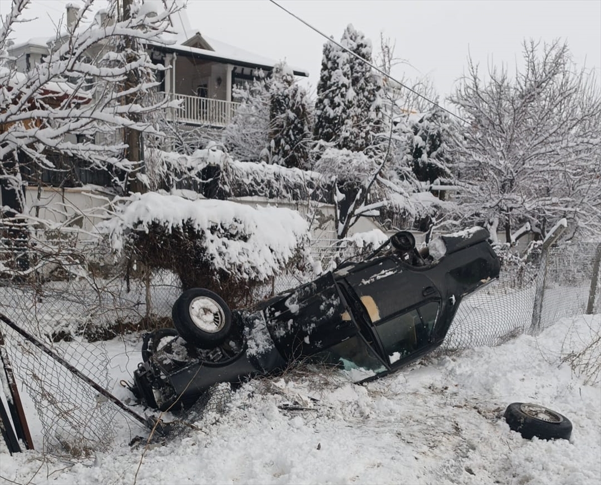 Elazığ'da devrilen otomobildeki 5 kişi yaralandı