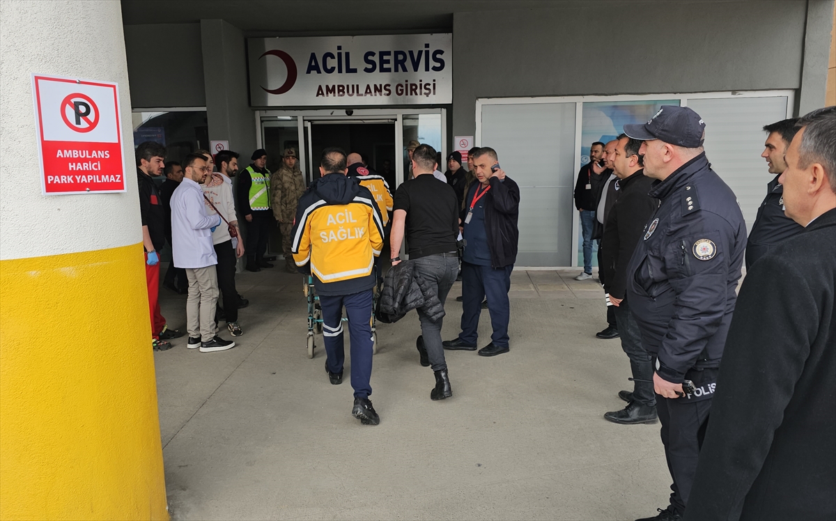 Erzincan’da cezaevi aracı ile hafif ticari aracın çarpıştığı kazada 1 kişi öldü, 9 kişi yaralandı
