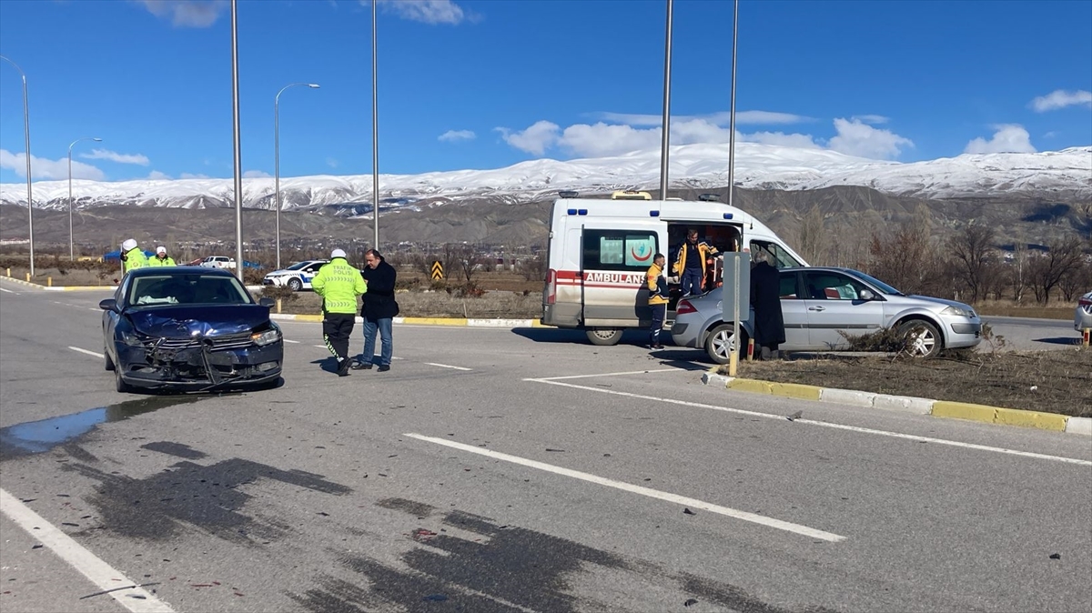 Erzincan’da iki otomobilin çarpışması sonucu 3 kişi yaralandı