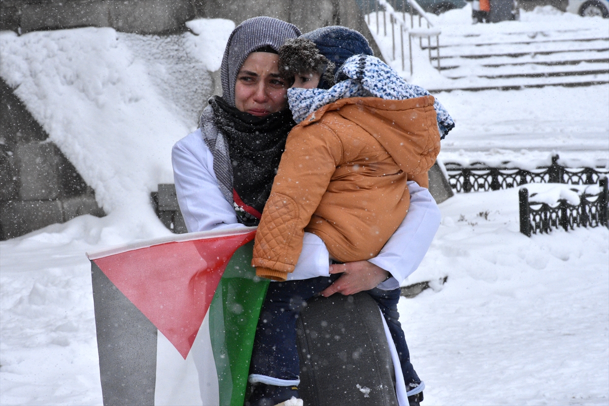 Erzurum'da sağlıkçılar kar yağışı altında Gazze için “sessiz yürüyüş” gerçekleştirdi