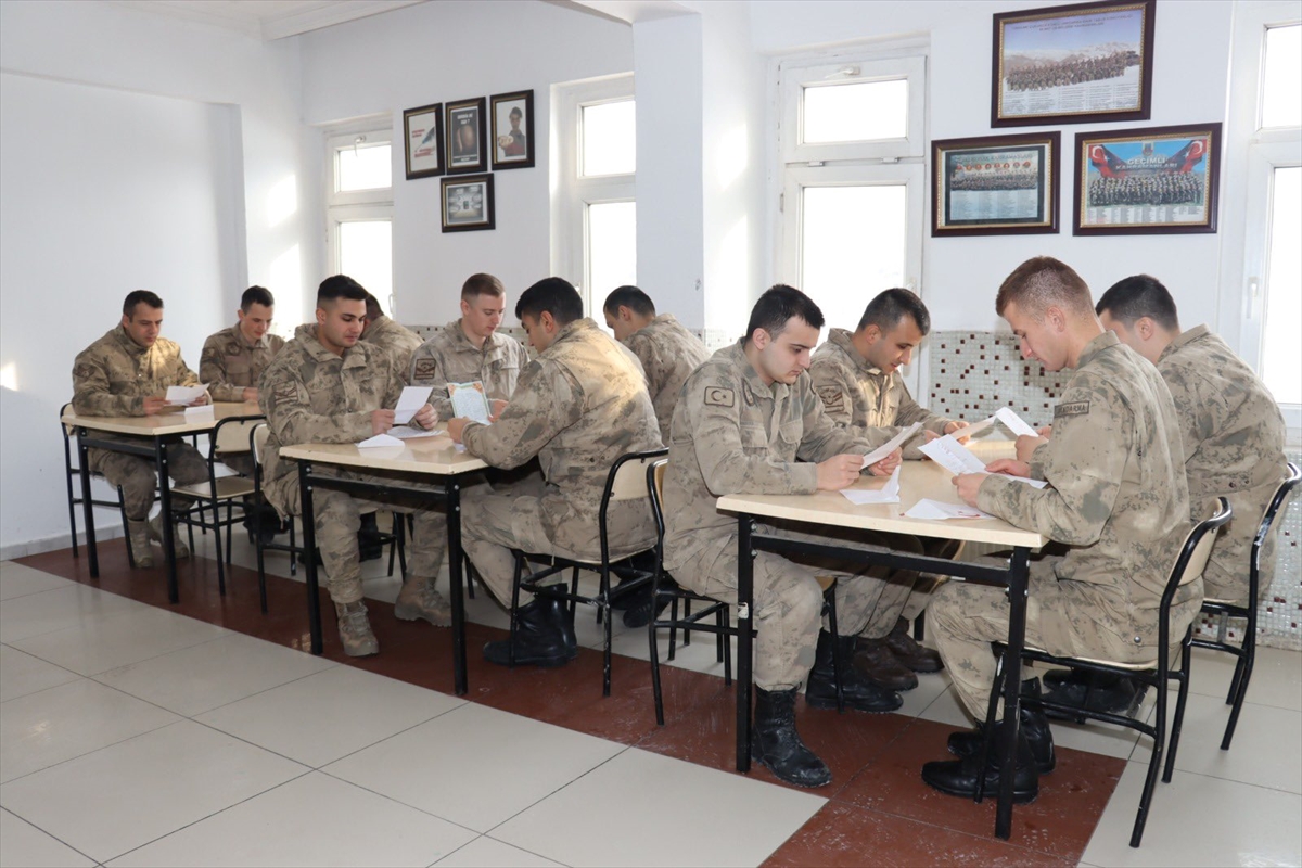 Farklı illerden öğrencilerin yazdığı mektuplar Hakkari'deki jandarma personeline ulaştı