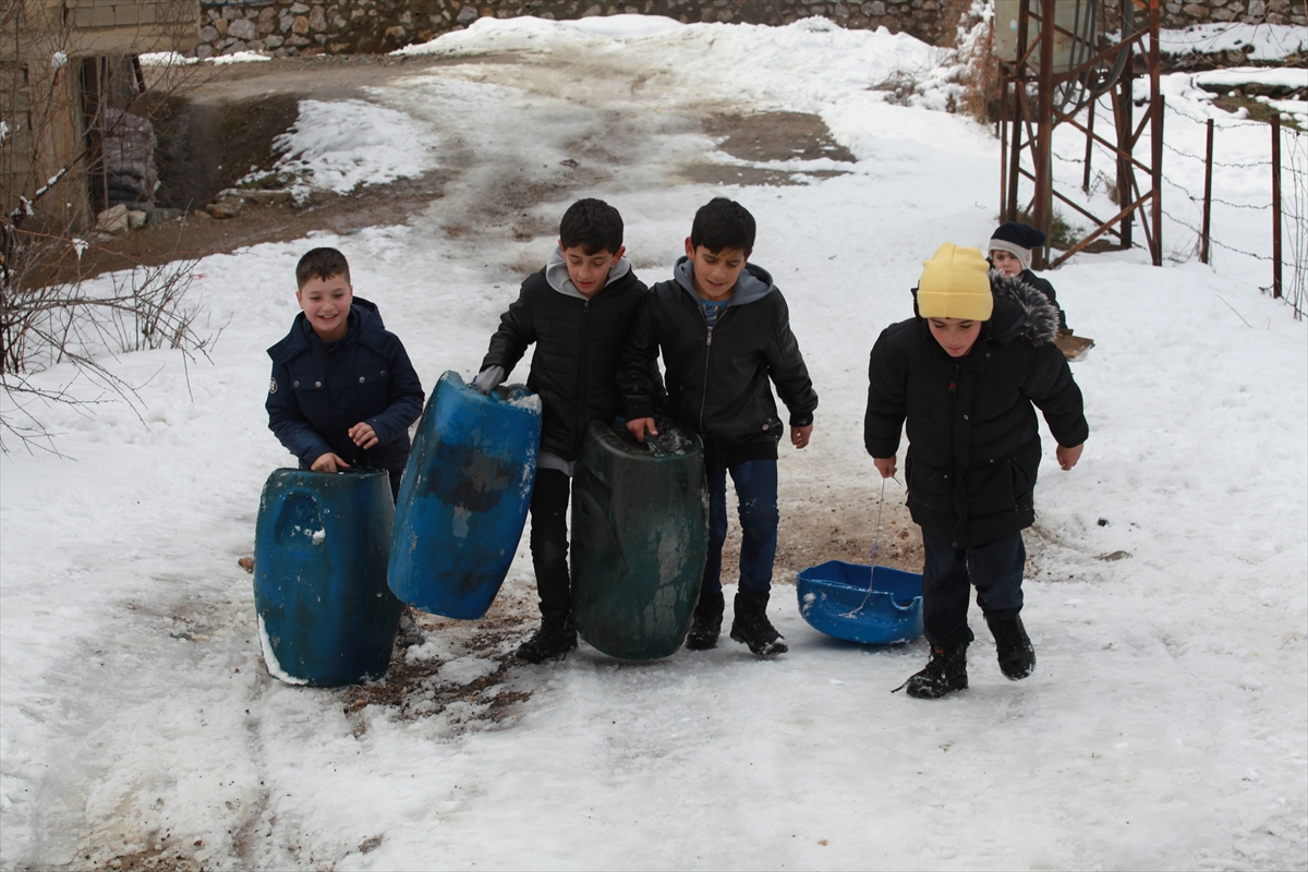 Hakkari'de çocuklar kızak ve plastik bidonlarla kayarak eğlendi