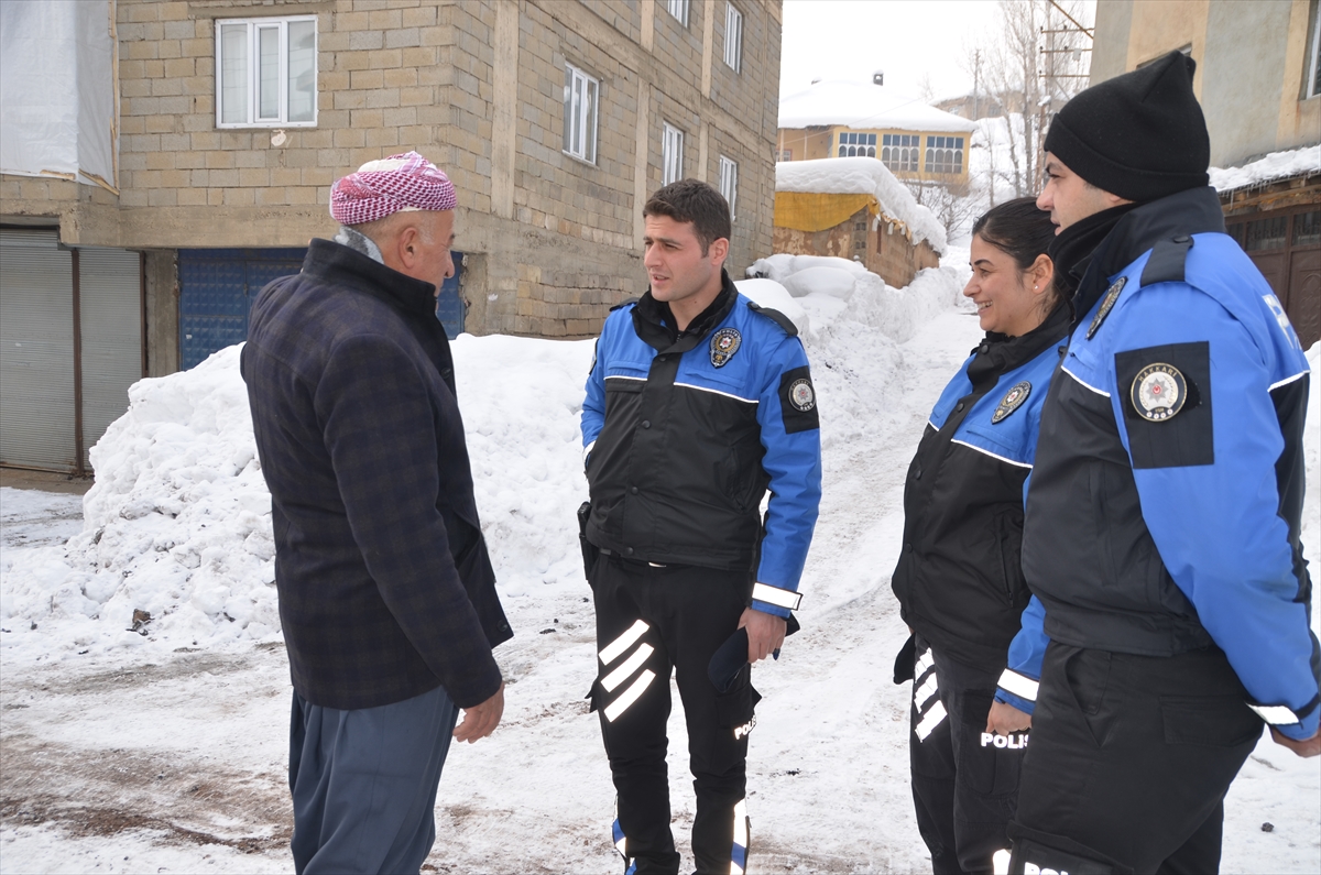 Hakkari'de polis ekipleri, karla mücadele eden vatandaşlara yardım ediyor
