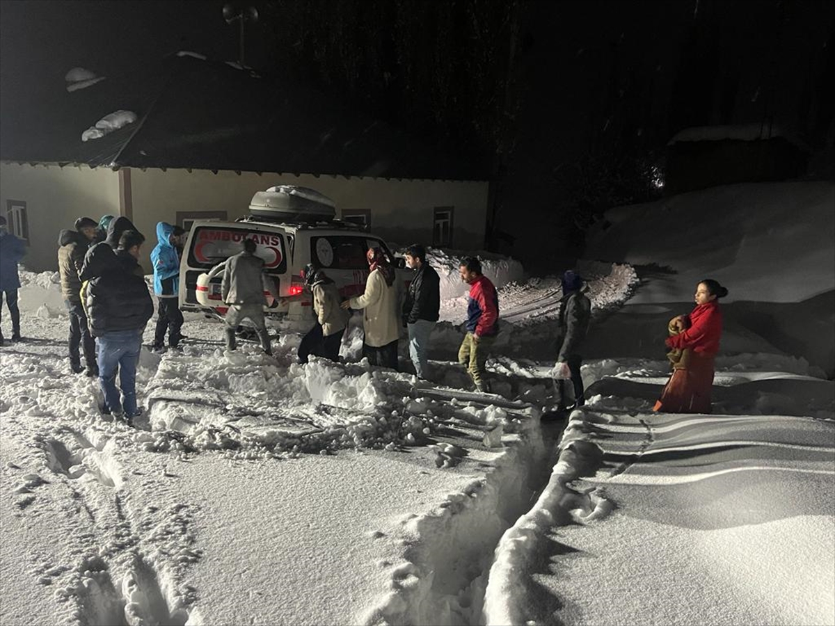 Hakkari'de yolu kardan kapanan köydeki hasta kadının yardımına ekipler yetişti