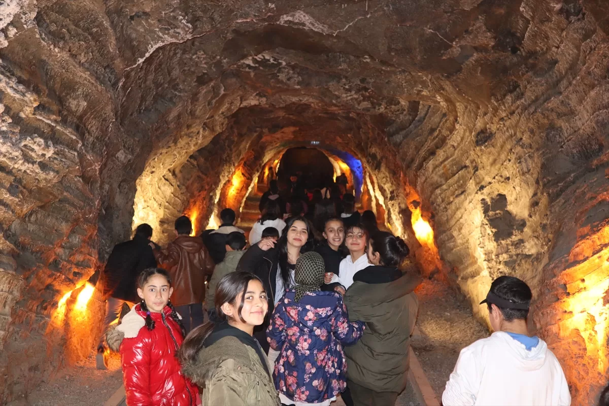 Iğdır’da köy çocukları ilçelerindeki tuz mağaralarını ilk kez gezdi